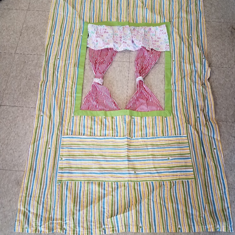 Nhocchi doorway puppet theatre NWOT